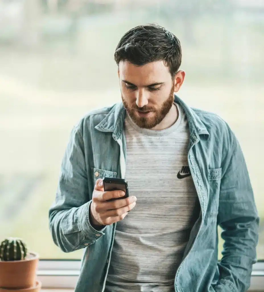 homme qui regarde son téléphone mobile